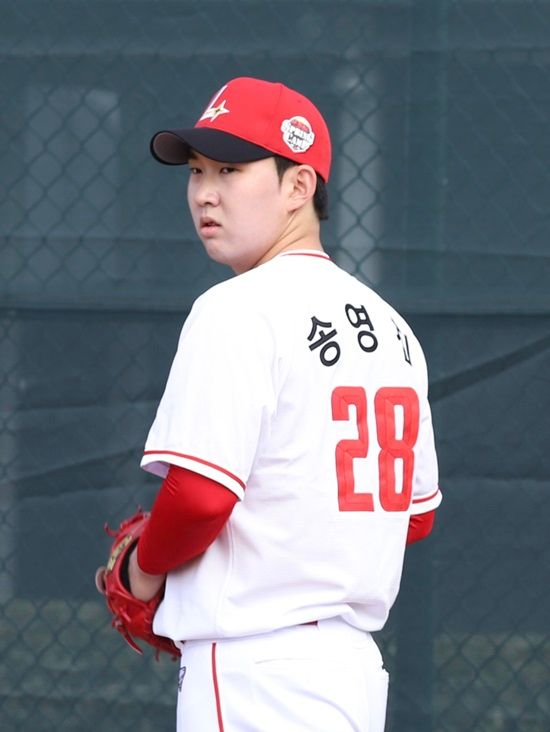 SSG 랜더스 투수 송영진이 캠프 첫 홍백전에서 2이닝 3탈삼진 무실점 쾌투를 펼쳤다. SSG 랜더스