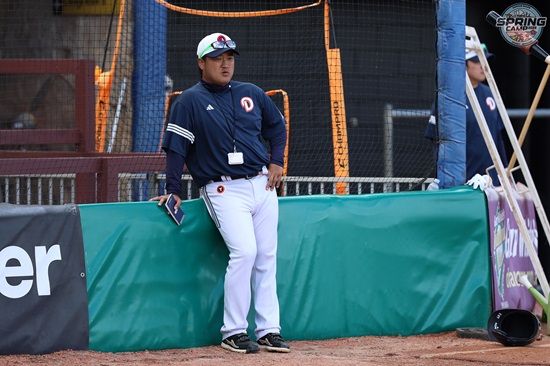 두산 베어스 박석민 타격코치가 호주 시드니 블래가운 스프링캠프에서 선수단을 지도하고 있다. 두산 베어스