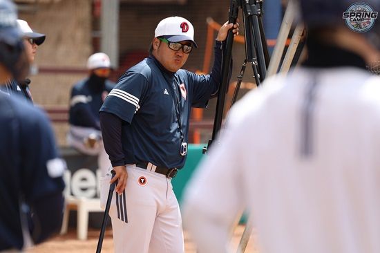 두산 베어스 박석민 타격코치가 호주 시드니 블래가운 스프링캠프에서 선수단을 지도하고 있다. 두산 베어스