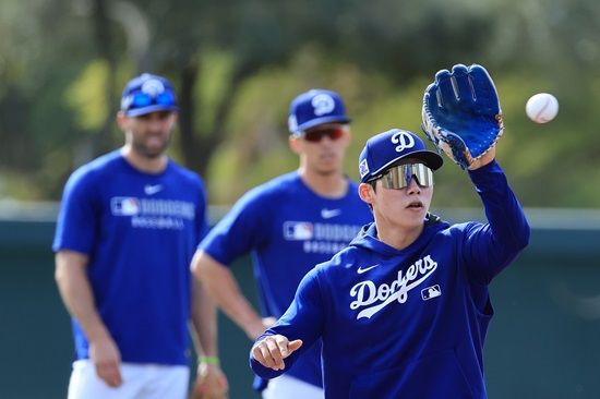 LA 다저스 내야수 김혜성이 팀 선배이자 메이저리그 슈퍼스타 무키 베츠의 진심 어린 격려 속에 스프링캠프 훈련을 소화하고 있다. 연합뉴스