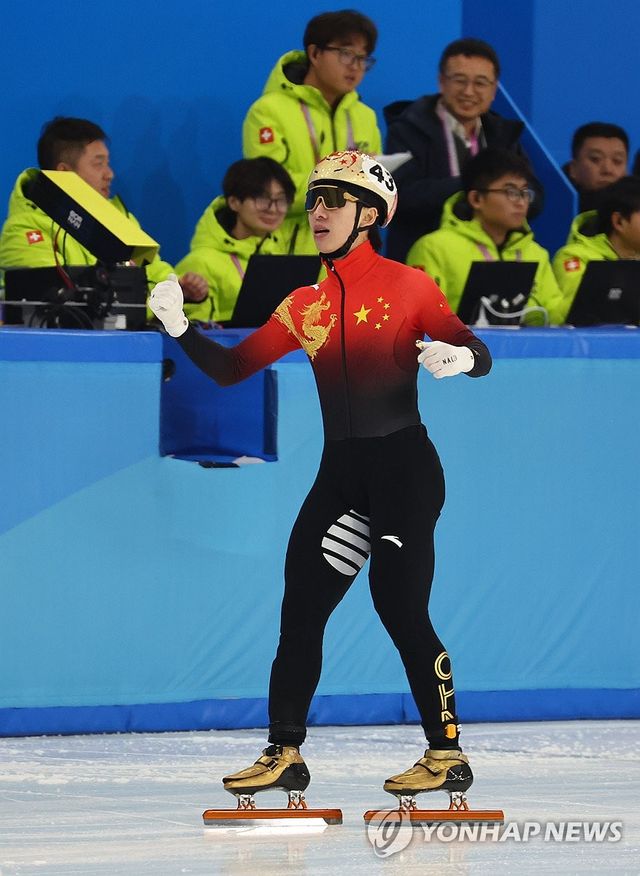 지난 8일 중국 하얼빈 헤이룽장 빙상훈련센터 다목적홀에서 열린 하얼빈 동계아시안게임 쇼트트랙 남자 500m 결승에서 금메달을 획득한 중국 린샤오쥔(한국명 임효준)이 기뻐하고 있다. 연합뉴스