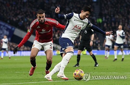 손흥민이 환상적인 발리 패스로 결승골의 기점 역할을 하면서 준수한 활약을 펼친 가운데 손흥민의 소속팀 토트넘 홋스퍼는 맨체스터 유나이티드를 꺾고 리그 2연승을 질주했다. 더불어 지난 2일 브렌트퍼드를 2-0으로 꺾은 뒤 리버풀과의 카라바오컵(리그컵) 준결승 2차전과 애스턴 빌라를 상대한 잉글랜드축구협회(FA)컵에서 연달아 무릎을 꿇으며 침체된 분위기를 맨유전 승리로 반전시켰다. 사진 연합뉴스