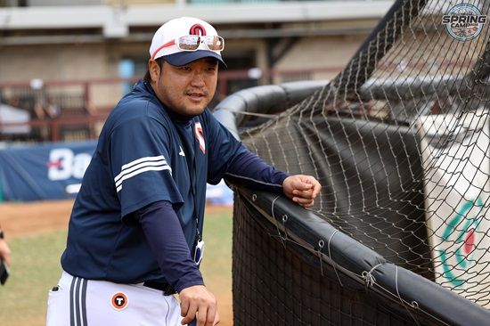 두산 베어스 박석민 타격코치가 호주 시드니 블래가운 스프링캠프에서 선수단을 지도하고 있다. 두산 베어스