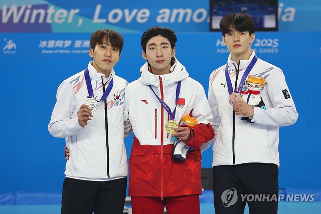 지난 8일 중국 하얼빈 헤이룽장 빙상훈련센터 다목적홀에서 열린 하얼빈 동계아시안게임 쇼트트랙 남자 500m 시상식에서 금메달을 따낸 중국 린샤오쥔(한국명 임효준, 가운데), 은메달을 획득한 박지원(왼쪽), 동메달을 차지한 장성우가 함께 기념촬영을 하고 있다. 연합뉴스