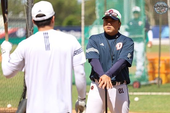 두산 베어스 박석민 타격코치가 호주 시드니 블래가운 스프링캠프에서 선수단을 지도하고 있다. 두산 베어스