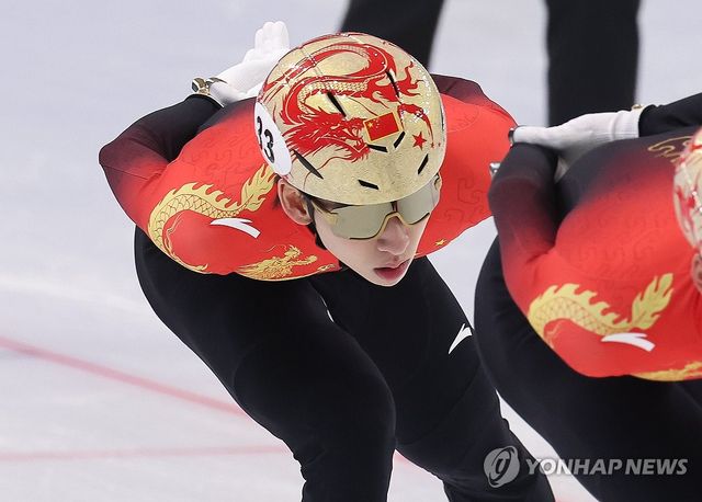 하얼빈 동계아시안게임 개막을 나흘 앞둔 지난 3일 오후 중국 하얼빈 헤이룽장 빙상훈련센터 다목적홀에서 중국 쇼트트랙 대표팀 린샤오쥔이 훈련하고 있다. 연합뉴스
