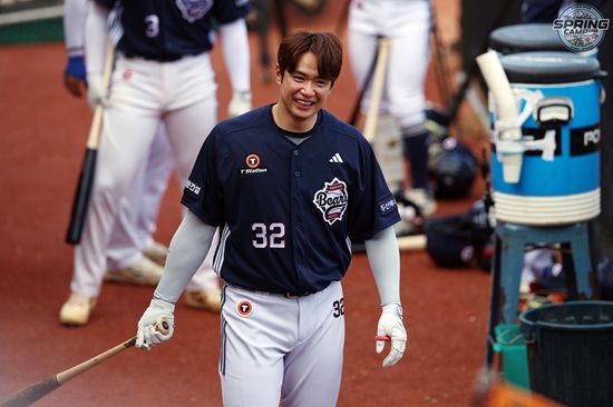 두산 베어스 외야수 김재환이 호주 블랙타운 스프링캠프에서 훈련에 임하고 있다. 두산 베어스