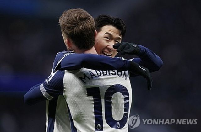 토트넘은 17일 맨체스터 유나이티드와의 홈 경기에서 1-0으로 승리했다. 토트넘은 이번 결과로 리그 25경기 9승 3무 13패 승점 30점으로 12위를 기록했다. 맨유는 25경기 8승 5무 12패로 15위에 그쳤다. 이날 결승골을 넣은 제임스 매디슨은 득점 직후 '쉿' 세리머니를 했다. 영국에선 얼마 전 자신을 비난한 맨유 레전드 로이 킨에 대한 응수라고 간주하고 있다. 연합뉴스