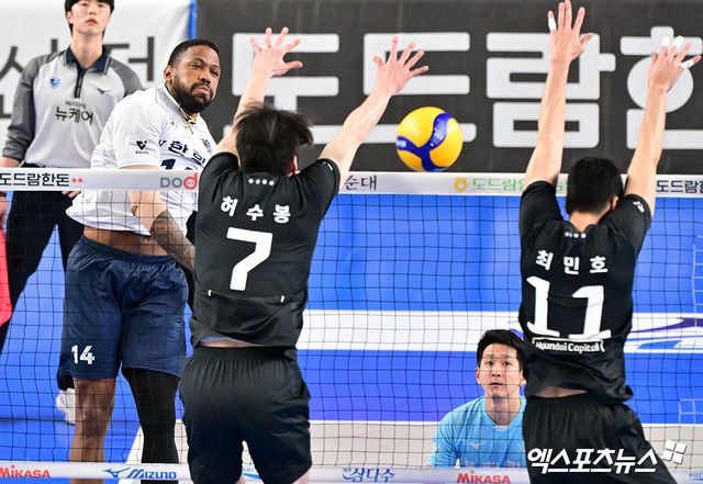 남자 프로배구 대한항공의 요스바니가 18일 천안유관순체육관에서 열린 2024-2025 도드람 V리그 남자부 5라운드 현대캐피탈과의 원정 경기에서 양 팀 최다 득점을 기록하며 팀의 연패 탈출을 이끌었다. 사진 김한준 기자 
