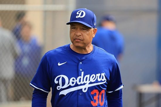 데이브 로버츠 로스앤젤레스 다저스 감독이 17일(현지시간) 다저스 스프링캠프가 열리고 있는 미국 애리조나주 글렌데일 캐멀백 랜치에서 투수들의 불펜 투구를 지켜본 뒤 이동하고 있다. 연합뉴스