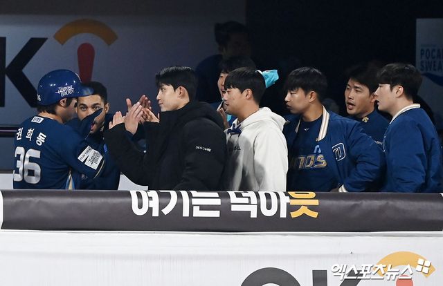 NC 외야수 권희동(36번)은 지난해 커리어하이를 기록해 팀 내 최고 연봉자가 됐다. 그는 최고 연봉자의 기쁨보다 어떻게든 팀의 가을야구를 위해 활약하리라 다짐했다. 엑스포츠뉴스 DB