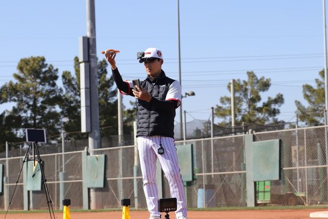 정수성 LG 1군 작전코치는 스프링캠프지에 장비 4개를 들고 와 선수들의 러닝 훈련을 극대화하고 있다. LG 트윈스