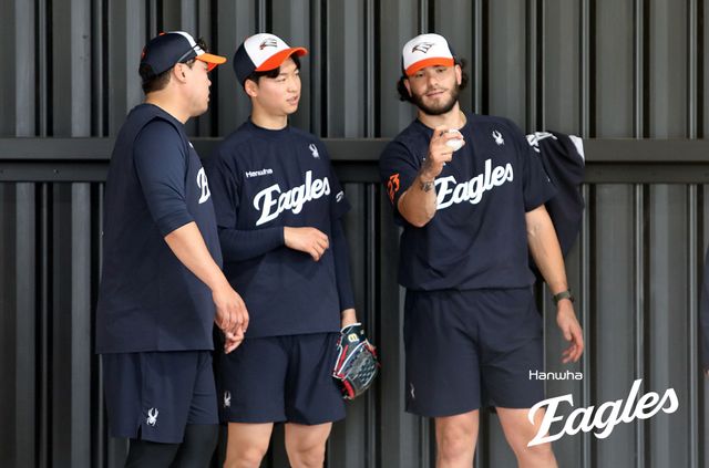 김경문 감독이 이끄는 한화 이글스는 18일 청백전을 끝으로 호주 멜버른 1차 스프링캠프를 마무리한다. 이날 청백전 선발투수로 류현진과 엄상백이 등판, 일본 오키나와 2차 캠프를 앞두고 마지막 점검에 나선다. 한화 이글스
