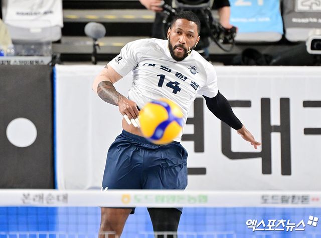 남자 프로배구 대한항공의 요스바니가 18일 천안유관순체육관에서 열린 2024-2025 도드람 V리그 남자부 5라운드 현대캐피탈과의 원정 경기에서 양 팀 최다 득점을 기록하며 팀의 연패 탈출을 이끌었다. 사진 김한준 기자 