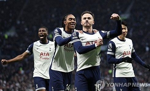 토트넘은 17일 맨체스터 유나이티드와의 홈 경기에서 1-0으로 승리했다. 토트넘은 이번 결과로 리그 25경기 9승 3무 13패 승점 30점으로 12위를 기록했다. 맨유는 25경기 8승 5무 12패로 15위에 그쳤다. 이날 결승골을 넣은 제임스 매디슨은 득점 직후 '쉿' 세리머니를 했다. 영국에선 얼마 전 자신을 비난한 맨유 레전드 로이 킨에 대한 응수라고 간주하고 있다. 연합뉴스