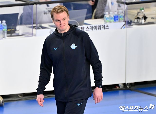 토미 틸리카이넨 감독이 이끄는 남자 프로배구 대한항공이 대한항공은 18일 천안 유관순체육관에서 열린 2024-2025 도드람 V리그 남자부 5라운드 현대캐피탈과 원정 경기에서 세트 스코어 3-1(25-19 25-13 22-25 25-19)로 이겼다. 사진 김한준 기자 