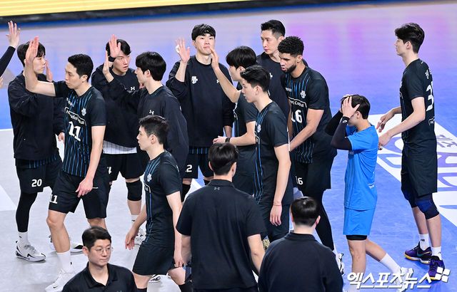 필립 블랑 감독이 이끄는 남자 프로배구 현대캐피탈이 18일 천안유관순체육관에서 열린 도드람 2024-2025 V리그 남자부 5라운드 대한항공과의 홈 경기에서 세트 스코어 1-3(19-25 13-25 25-22 19-25)으로 패배, 정규시즌 1위 확정이 무산됐다. 사진 김한준 기자