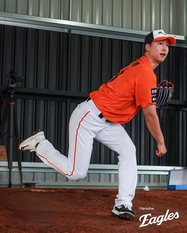 김경문 감독이 이끄는 한화 이글스는 18일 청백전을 끝으로 호주 멜버른 1차 스프링캠프를 마무리한다. 이날 청백전 선발투수로 류현진과 엄상백이 등판, 일본 오키나와 2차 캠프를 앞두고 마지막 점검에 나선다. 한화 이글스