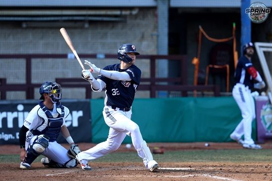 두산 베어스 외야수 김재환이 호주 블랙타운 스프링캠프에서 훈련에 임하고 있다. 두산 베어스