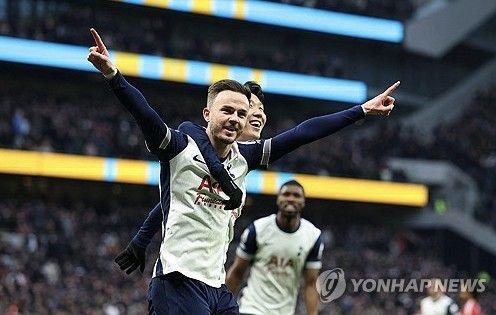 토트넘은 17일 맨체스터 유나이티드와의 홈 경기에서 1-0으로 승리했다. 토트넘은 이번 결과로 리그 25경기 9승 3무 13패 승점 30점으로 12위를 기록했다. 맨유는 25경기 8승 5무 12패로 15위에 그쳤다. 이날 결승골을 넣은 제임스 매디슨은 득점 직후 '쉿' 세리머니를 했다. 영국에선 얼마 전 자신을 비난한 맨유 레전드 로이 킨에 대한 응수라고 간주하고 있다. 연합뉴스