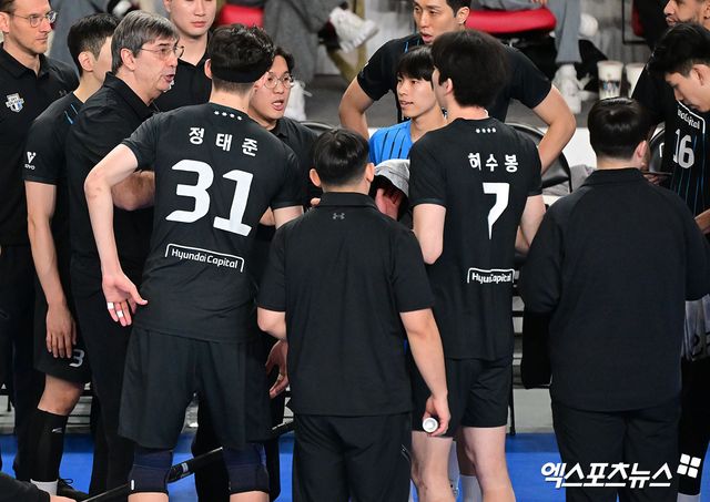 남자 프로배구 단독 선두 현대캐피탈이 18일 천안유관순체육관에서 열린 2024-2025 도드람 V리그 남자부 5라운드 대한항공과의 홈 경기에서 패하며 정규시즌 1위 확정이 다음으로 미뤄졌다. 사진 김한준 기자