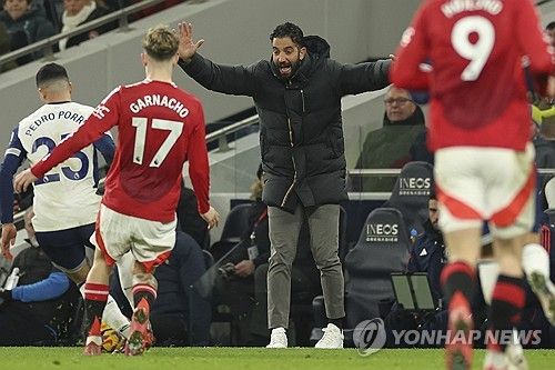 영국 매체 '데일리 메일'이 18일(한국시간) 맨유 선수단이 부진을 이어가면서 후벵 아모림 감독의 전술에 대해 의문을 갖기 시작했다고 보도했다.&nbsp;연합뉴스