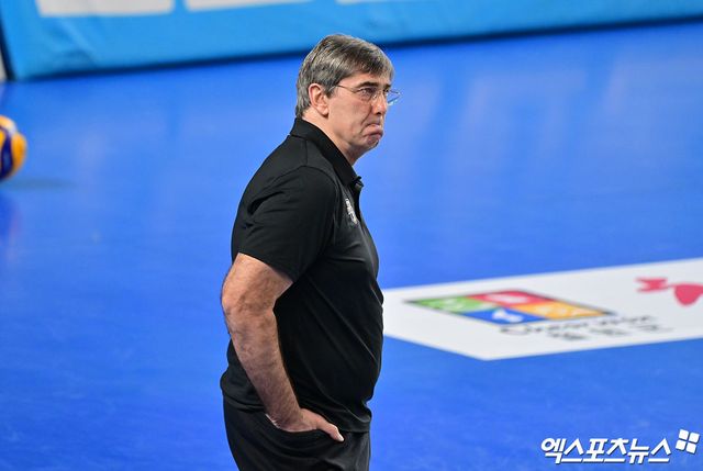 필립 블랑 감독이 이끄는 남자 프로배구 현대캐피탈이 18일 천안유관순체육관에서 열린 도드람 2024-2025 V리그 남자부 5라운드 대한항공과의 홈 경기에서 세트 스코어 1-3(19-25 13-25 25-22 19-25)으로 패배, 정규시즌 1위 확정이 무산됐다. 사진 김한준 기자