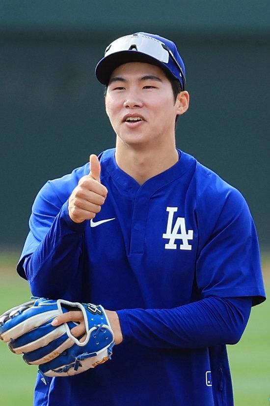 미국프로야구 메이저리그(MLB) 첫 시즌을 준비하는 로스앤젤레스 다저스 김혜성이 17일(현지시간) 다저스 스프링캠프가 열리고 있는 미국 애리조나주 글렌데일 캐멀백 랜치에서 내야 수비 훈련을 마친 뒤 엄지를 들어올려 보이고 있다. 연합뉴스
