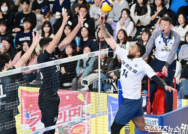 남자 프로배구 대한항공의 요스바니(오른쪽)가 18일 천안유관순체육관에서 열린 2024-2025 도드람 V리그 남자부 5라운드 현대캐피탈과의 원정 경기에서 양 팀 최다 득점을 기록하며 팀의 연패 탈출을 이끌었다. 사진 김한준 기자 