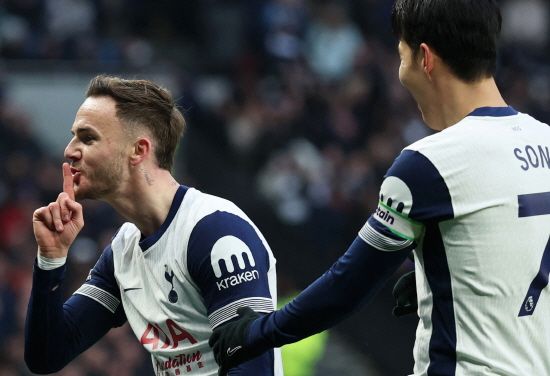 토트넘은 17일 맨체스터 유나이티드와의 홈 경기에서 1-0으로 승리했다. 토트넘은 이번 결과로 리그 25경기 9승 3무 13패 승점 30점으로 12위를 기록했다. 맨유는 25경기 8승 5무 12패로 15위에 그쳤다. 이날 결승골을 넣은 제임스 매디슨은 득점 직후 '쉿' 세리머니를 했다. 영국에선 얼마 전 자신을 비난한 맨유 레전드 로이 킨에 대한 응수라고 간주하고 있다. 연합뉴스