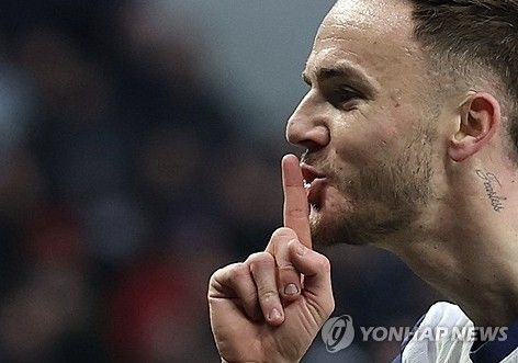 토트넘은 17일 맨체스터 유나이티드와의 홈 경기에서 1-0으로 승리했다. 토트넘은 이번 결과로 리그 25경기 9승 3무 13패 승점 30점으로 12위를 기록했다. 맨유는 25경기 8승 5무 12패로 15위에 그쳤다. 이날 결승골을 넣은 제임스 매디슨은 득점 직후 '쉿' 세리머니를 했다. 영국에선 얼마 전 자신을 비난한 맨유 레전드 로이 킨에 대한 응수라고 간주하고 있다. 연합뉴스