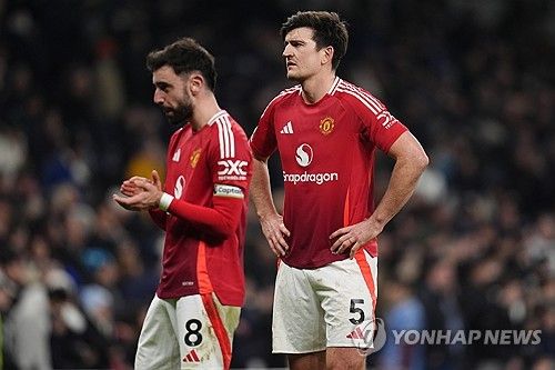 영국 매체 '데일리 메일'이 18일(한국시간) 맨유 선수단이 부진을 이어가면서 후벵 아모림 감독의 전술에 대해 의문을 갖기 시작했다고 보도했다.&nbsp;연합뉴스