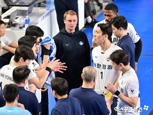 토미 틸리카이넨 감독이 이끄는 남자 프로배구 대한항공이 대한항공은 18일 천안 유관순체육관에서 열린 2024-2025 도드람 V리그 남자부 5라운드 현대캐피탈과 원정 경기에서 세트 스코어 3-1(25-19 25-13 22-25 25-19)로 이겼다. 사진 김한준 기자 