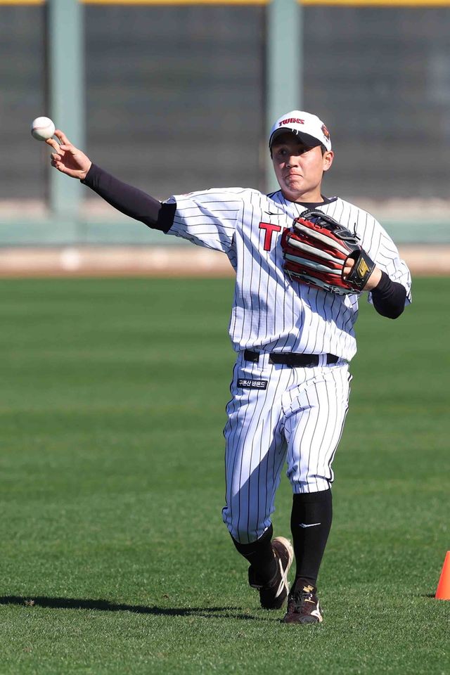 LG 외야수 최원영은 다가올 2025시즌 팀의 외야 백업 1순위로 많은 기대를 받고 있다. 타격과 주루, 수비에서 강점을 보여 염경엽 LG 감독의 눈도장을 찍었다. LG 트윈스