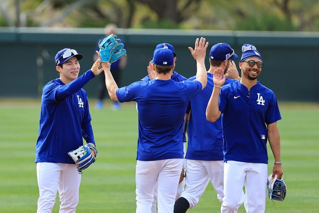 다저스 내야수 김혜성(사진, 왼쪽)은 다가올 2025시즌 주전 2루수를 맡을 것으로 많은 기대를 받고 있다. 유격수 베츠와 어떤 조합을 이룰지 벌써 많은 관심이 쏠린다. 연합뉴스