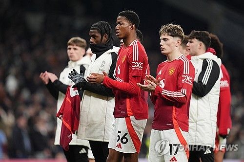 영국 매체 '데일리 메일'이 18일(한국시간) 맨유 선수단이 부진을 이어가면서 후벵 아모림 감독의 전술에 대해 의문을 갖기 시작했다고 보도했다.&nbsp;연합뉴스