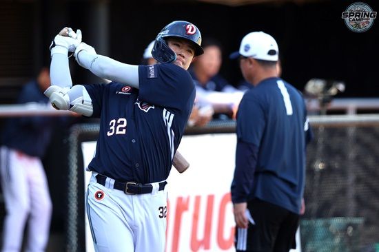 두산 베어스 외야수 김재환이 호주 블랙타운 스프링캠프에서 훈련에 임하고 있다. 두산 베어스
