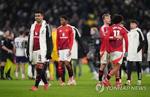 영국 매체 '데일리 메일'이 18일(한국시간) 맨유 선수단이 부진을 이어가면서 후벵 아모림 감독의 전술에 대해 의문을 갖기 시작했다고 보도했다.&nbsp;연합뉴스