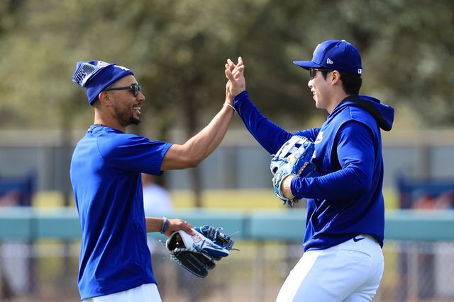 다저스 내야수 김혜성(사진, 왼쪽)은 다가올 2025시즌 주전 2루수를 맡을 것으로 많은 기대를 받고 있다. 유격수 베츠와 어떤 조합을 이룰지 벌써 많은 관심이 쏠린다. 연합뉴스