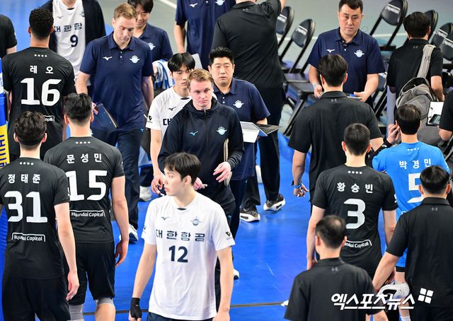 남자 프로배구 디펜딩 챔피언 대한항공이 18일 천안유관순체육관에서 열린 2024-2025 도드람 V리그 남자부 5라운드 현대캐피탈과의 원정 경기에서 세트 스코어 3-1 승리를 거두고 2연패에서 벗어났다. 사진 김한준 기자