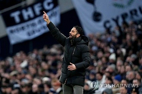 영국 매체 '데일리 메일'이 18일(한국시간) 맨유 선수단이 부진을 이어가면서 후벵 아모림 감독의 전술에 대해 의문을 갖기 시작했다고 보도했다.&nbsp;연합뉴스