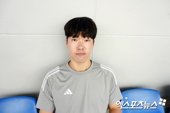 두산 베어스 외야수 조수행이 호주 블랙타운 스프링캠프에서 취재진과 인터뷰에 응하고 있다. 블랙타운, 김근한 기자