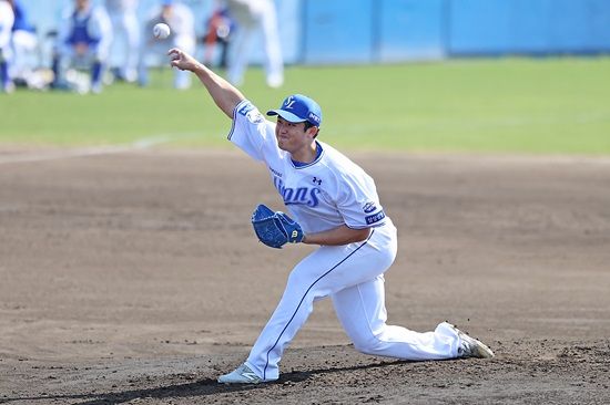 삼성 라이온즈 투수 최원태가 19일 일본 오키나와 온나손 아카마 구장에서 열린 주니치 드래곤즈와 연습 경기에 선발 등판해 투구하고 있다. 삼성 라이온즈