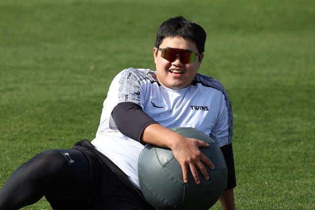 LG 투수 장현식은 지난 16일(현지시간) 저녁 보행 중 미끄러운 길 탓에 오른발을 헛디뎠다. 오른쪽 발목 염좌가 발생해 한국행 비행기에 탑승. 병원 정밀검사를 진행할 예정이다. LG 트윈스