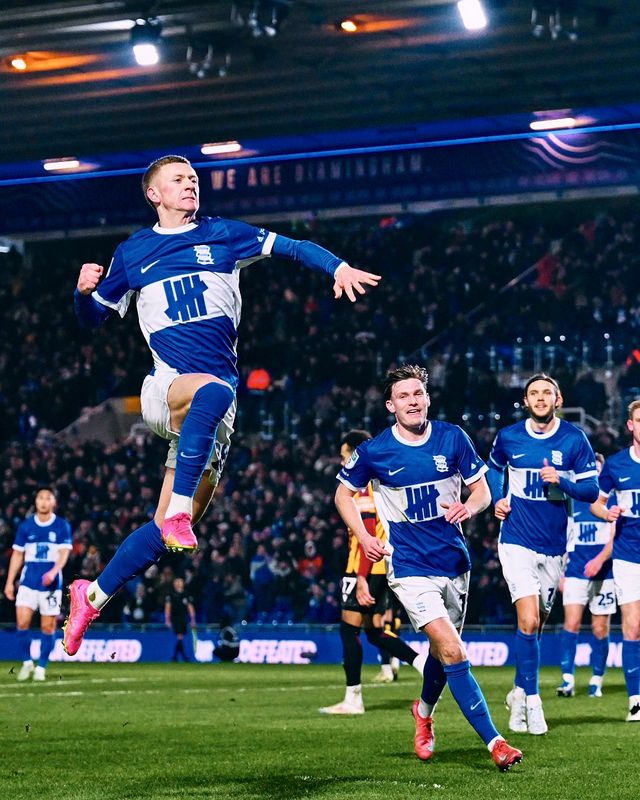 크리스 데이비스 감독이 이끄는 버밍엄이 19일(한국시간) 영국 버밍엄에 있는 홈구장 세인트 앤드루스 경기장에서 열린 브래드포드와의 2024-2025시즌 잉글랜드풋볼리그(EFL) 트로피 준결승에서 2-1로 승리했다.&nbsp; 이미 카라바오컵과 FA컵에서 떨어진 버밍엄은 2~4부 팀들이 참가하는 EFL 트로피 대회에서 결승에 진출하며 영국 축구의 성지 웸블리 스타디움에서 트로피 도전에 나서게 된다.&nbsp;버밍엄