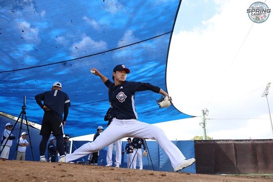 두산 베어스 투수 최원준이 호주 블랙타운 스프링캠프에서 투구 훈련을 소화하고 있다. 두산 베어스