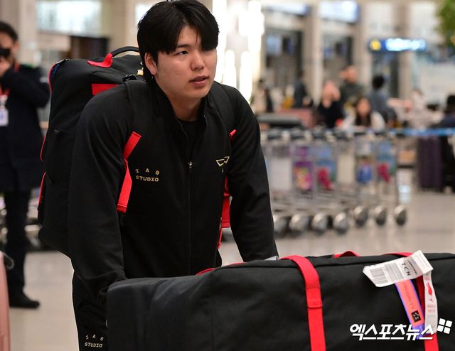 KIA 타이거즈 선수단이 미국 캘리포니아주 어바인 그레이트 파크 베이스볼 컴플렉스에서 진행한 1차 스프링캠프를 마치고 19일 오후 인천국제공항을 통해 귀국했다. 입국장을 빠져나오는 KIA 황동하. 인천공항, 김한준 기자