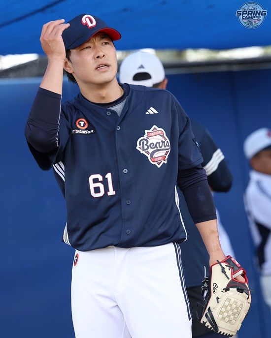 두산 베어스 투수 최원준이 호주 블랙타운 스프링캠프에서 투구 훈련을 소화하고 있다. 두산 베어스