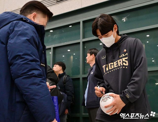 KIA 타이거즈 선수단이 미국 캘리포니아주 어바인 그레이트 파크 베이스볼 컴플렉스에서 진행한 1차 스프링캠프를 마치고 19일 오후 인천국제공항을 통해 귀국했다. 팬들에게 사인해주는 KIA 김도영. 인천공항, 김한준 기자