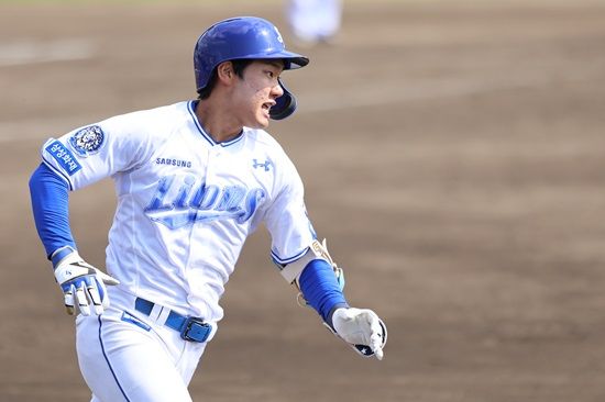 삼성 라이온즈 내야수 심재훈이 19일 일본 오키나와 온나손 아카마 구장에서 열린 주니치 드래곤즈와 연습 경기에 출전해 주루하고 있다. 삼성 라이온즈